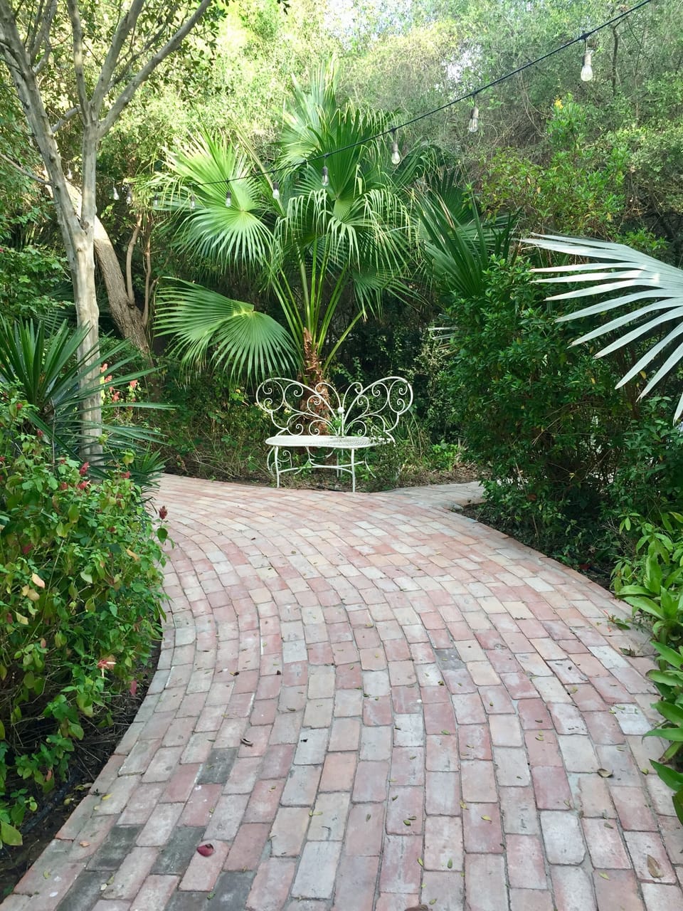 Great pathways connecting front and back of house. 