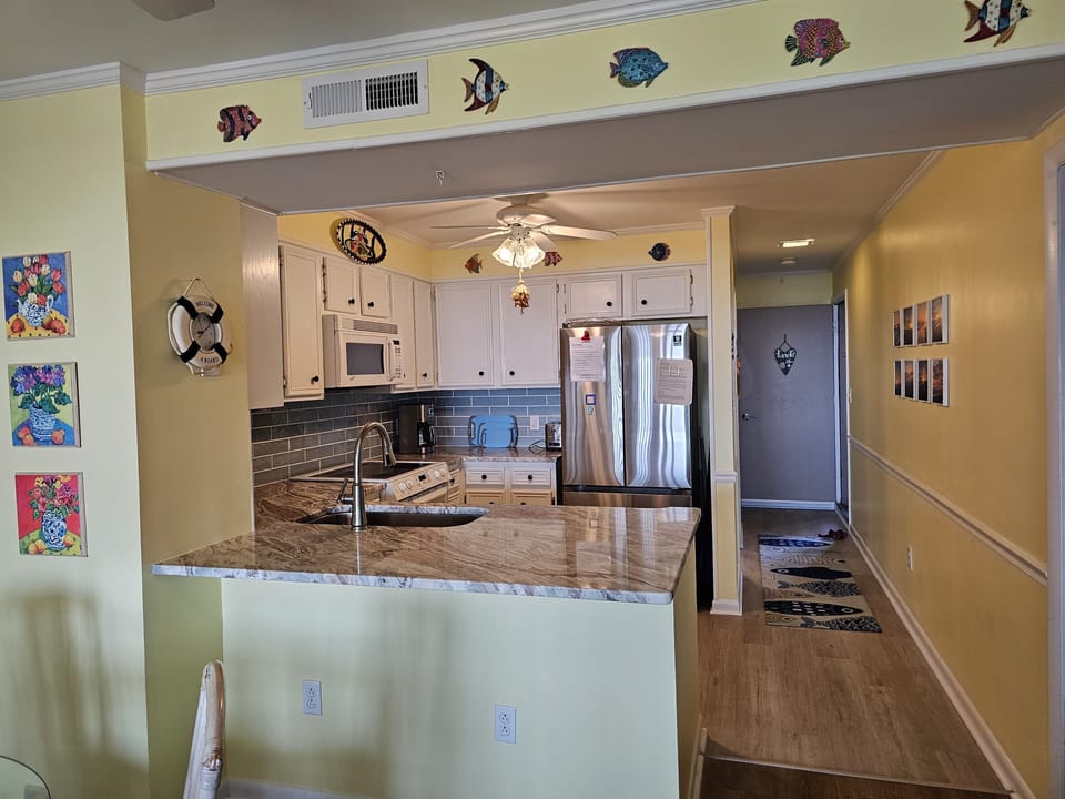 Kitchen fully-equipped and with new countertops