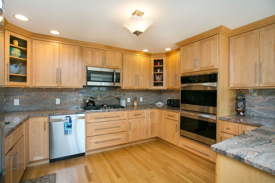 Custom kitchen, double oven, fully stocked