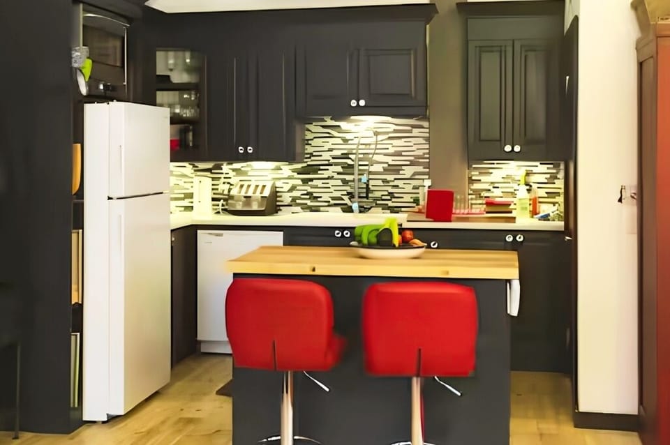 Fully equipped kitchen to prepare a gourmet meal in style.