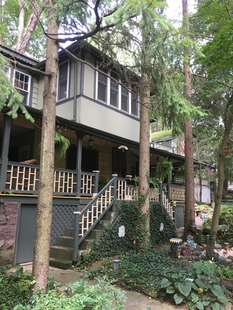 Front view of cottage.....room above stairs is the 3rd bedroom....treehouse view