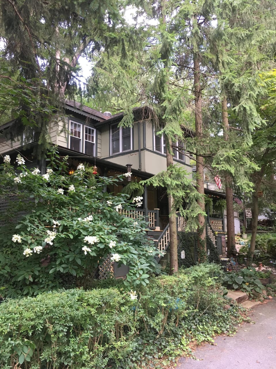 Side view .....porch is elevated, so very private feeling when enjoying