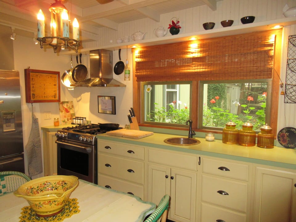 Fully equipped...top notch appliances, including dishwasher....eat- in kitchen 