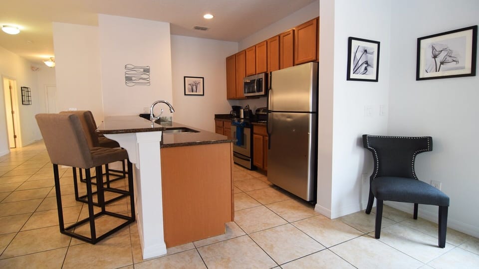 Fully equipped kitchen with granite breakfast bar