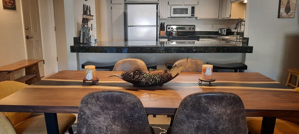 Dining for 6 + Breakfast bar.