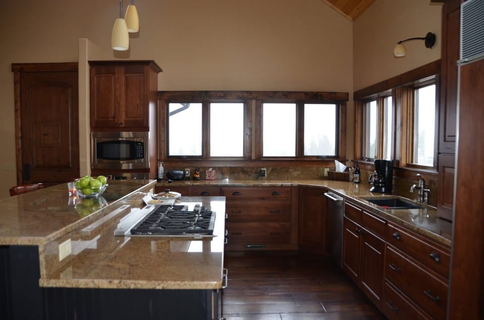 Spacious gourmet kitchen!