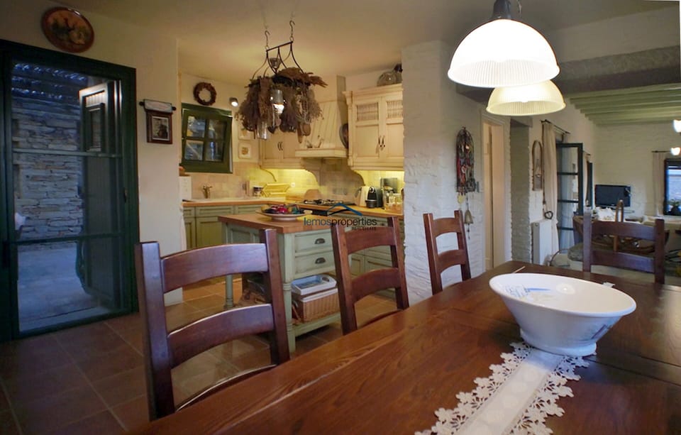 The dining are and the kitchen