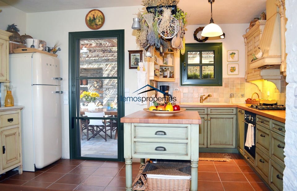 The kitchen with the BBQ area just outside