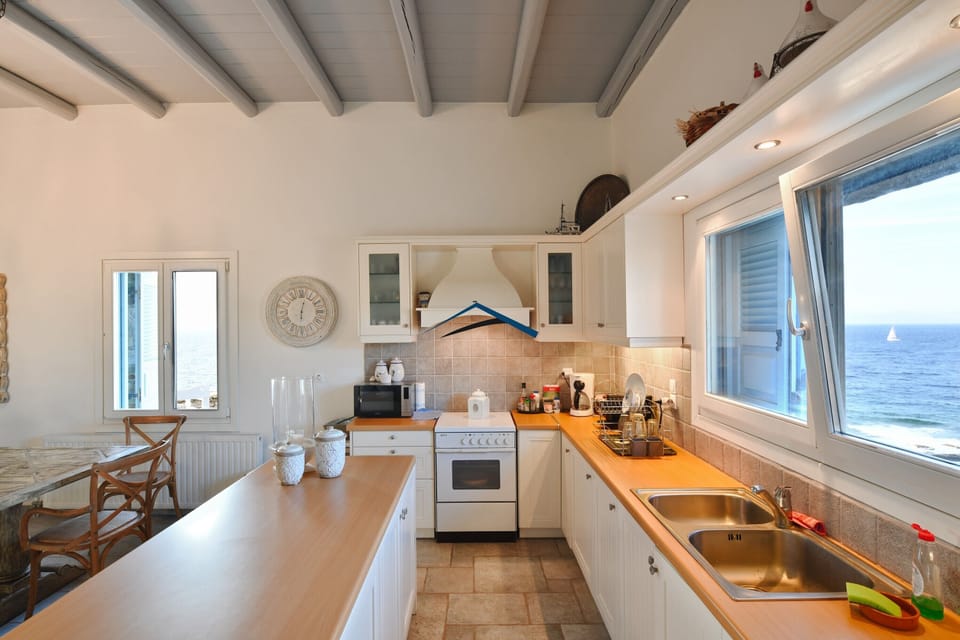The fully equipped kitchen