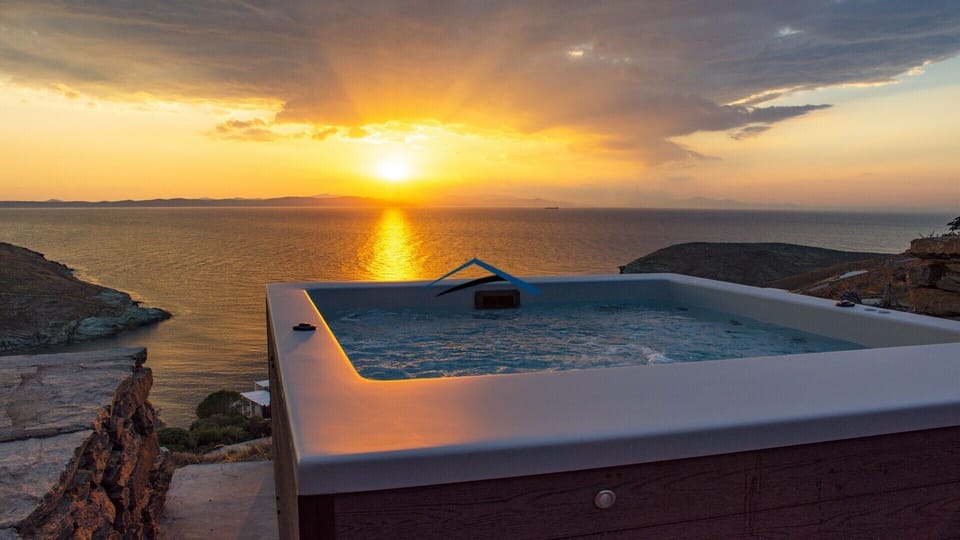 Jacuzzi for 4 people, relax and enjoy the sunsets and the sea view
