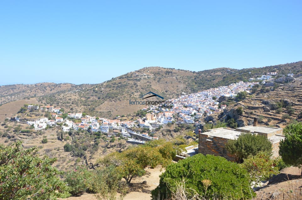 The old town Ioulis (Chora), nesteld in the hills about the port.