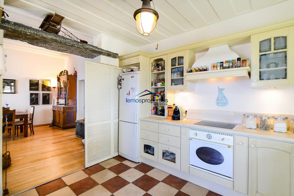 The kitchen with direct access to the dining area