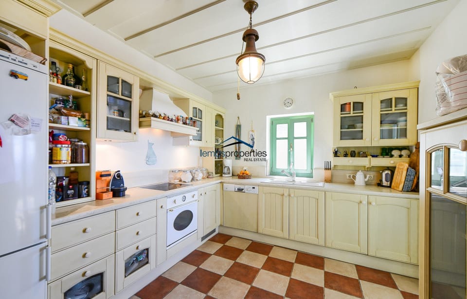The fully equipped kitchen