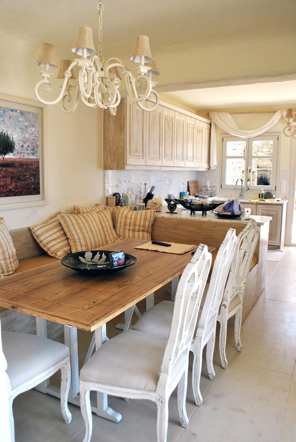 The kitchen and breakfast area