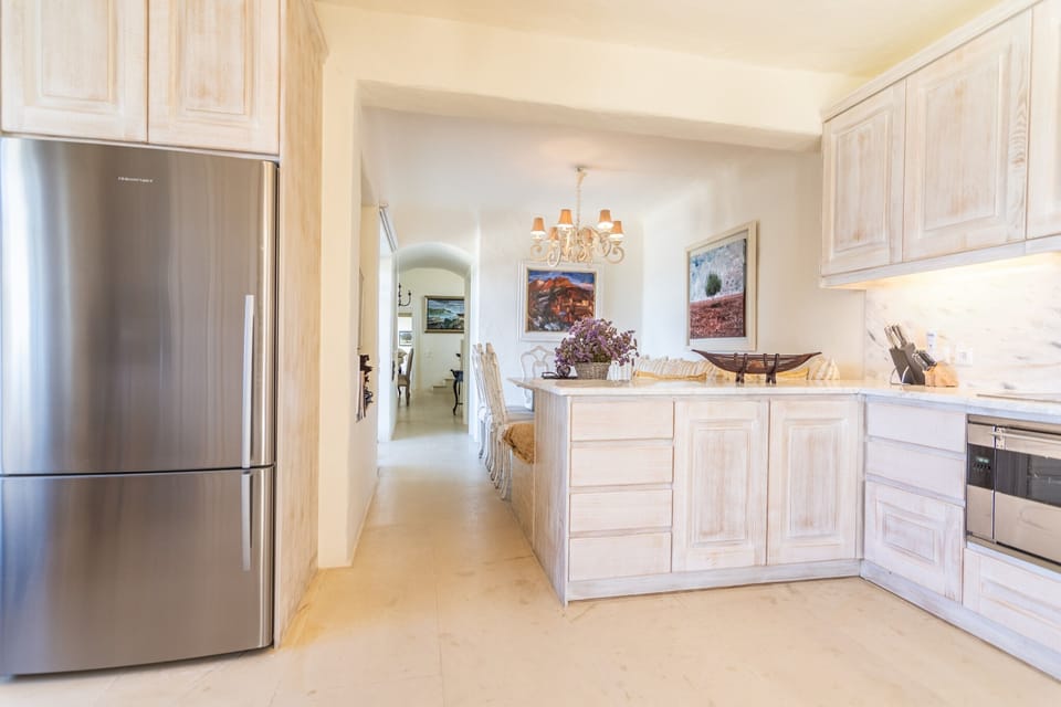 The kitchen and the breakfast area