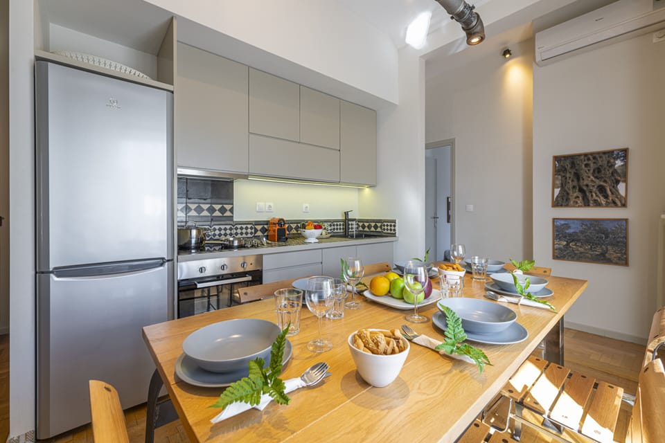 Dining area & Kitchen 