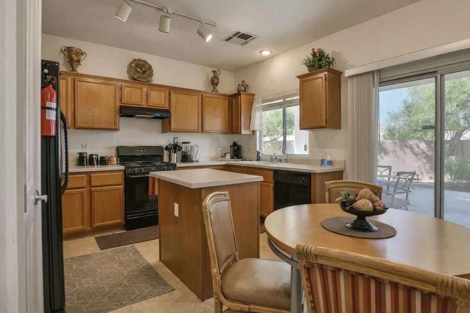 Fully equipped  complete with housewares, great for longer stays & family meals.