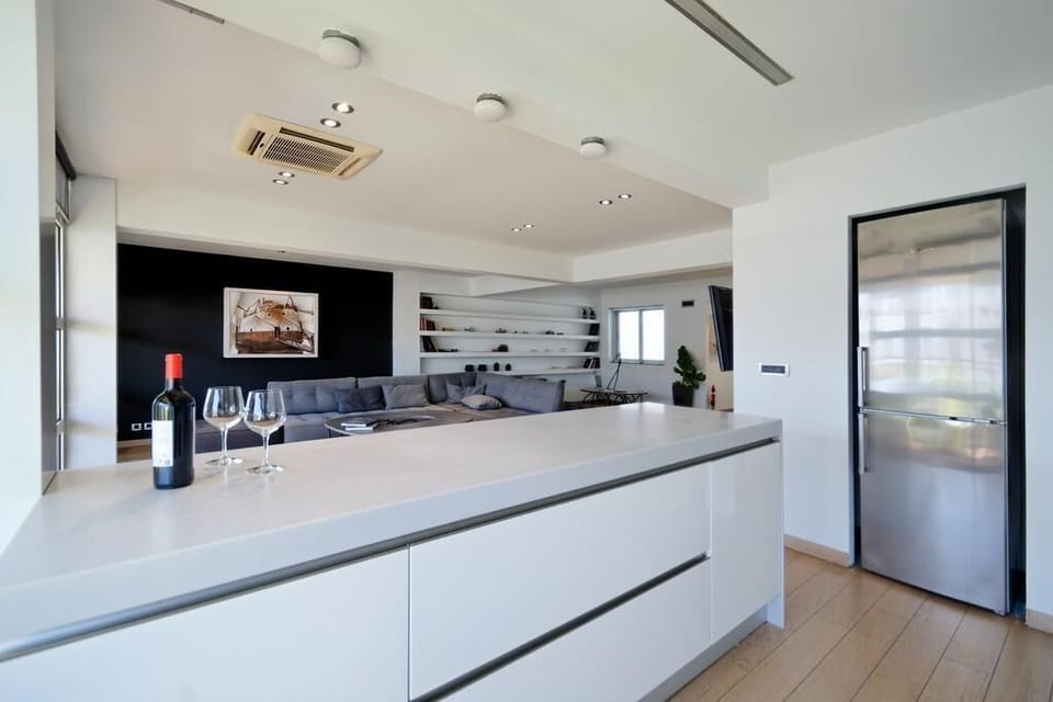 Living area & kitchen 