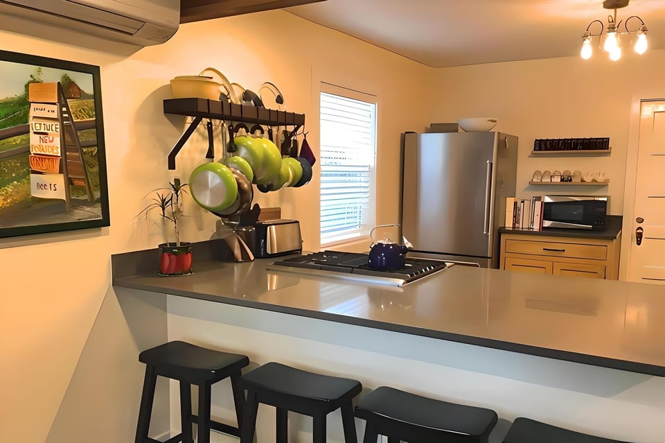 Quartz bar with enough room to spread out.