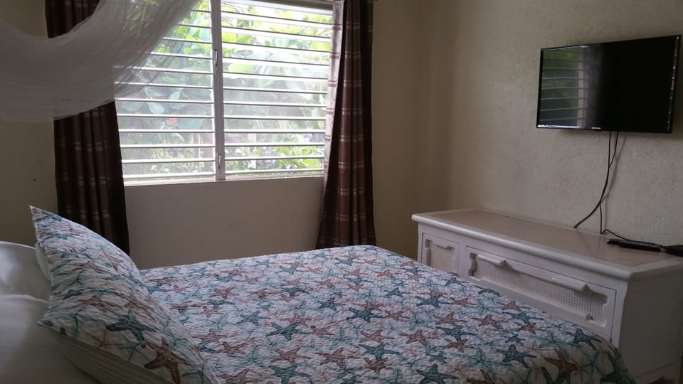 Queen bed.
A/C and TV.