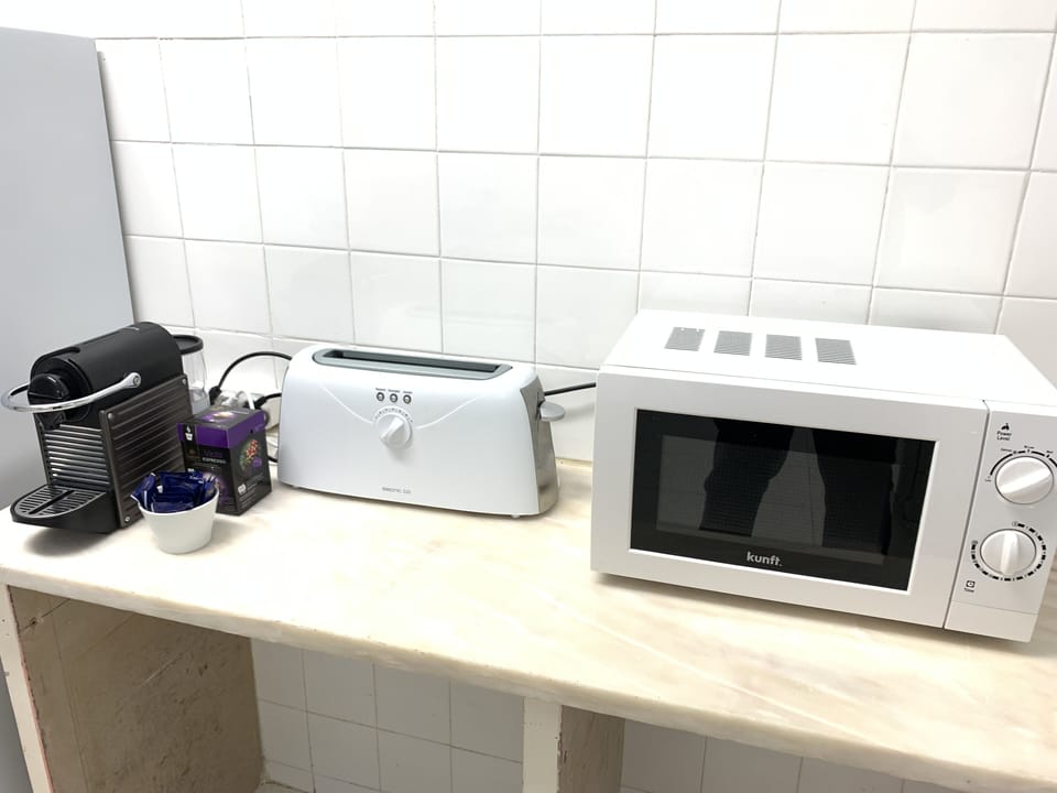 Máquina de café, torradeira e microondas
