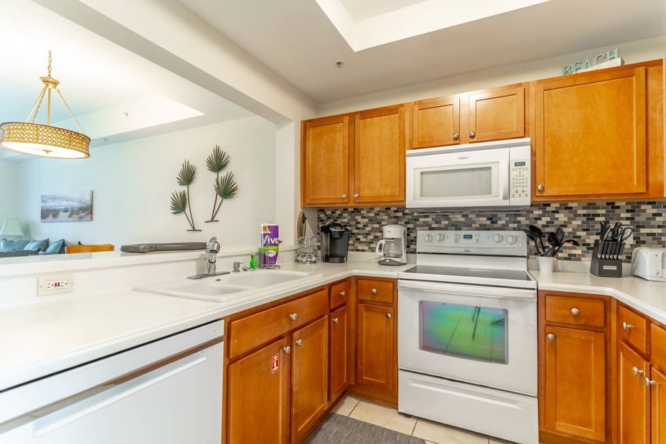Spacious Kitchen For Any Mealtime - Fully Stocked For Your Convenience