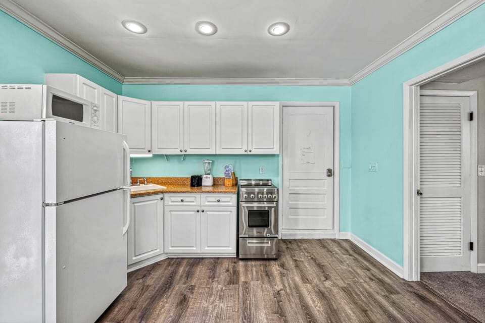Compact and efficient with everything needed for casual meals and beach-day snacks.