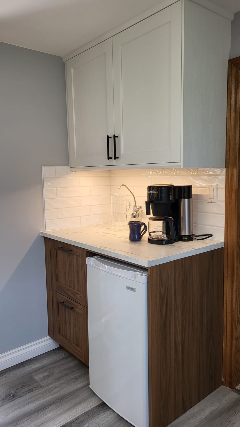 Coffee / Bar with filtered water tap, and drinks refrigerator 