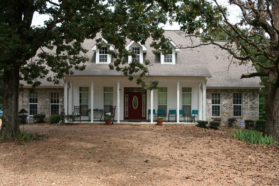 Welcome to Dot's Place By Sardis Lake!