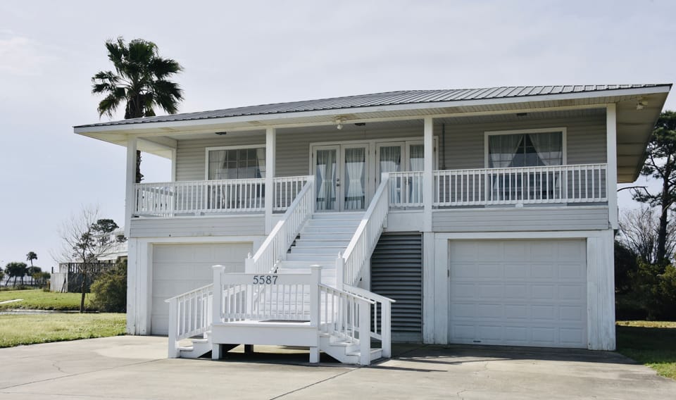 Relaxing 3 bedroom 2 bath Waterside Beach House