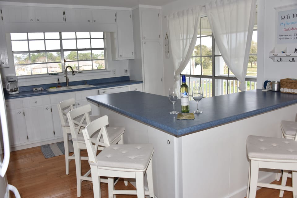Kitchen/bar area