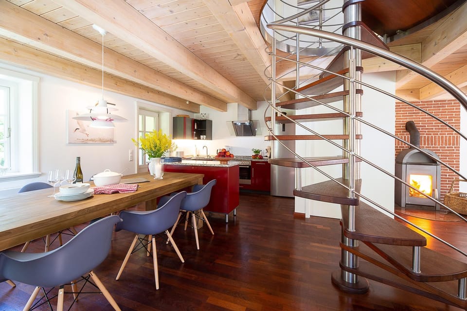 Kitchen and dining table in the holiday apartment Skagen with fireplace