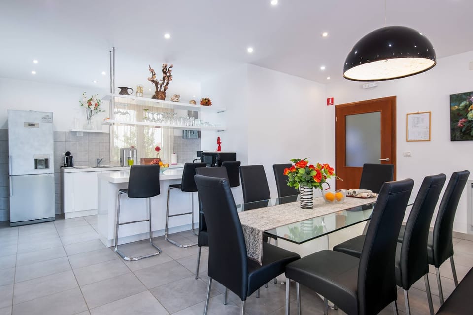 Dining table / Esstisch