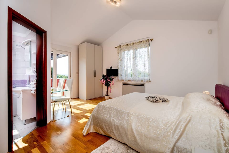 Bedroom with attached bathroom / Schlafzimmer 1 mit angeschlossenem Bad