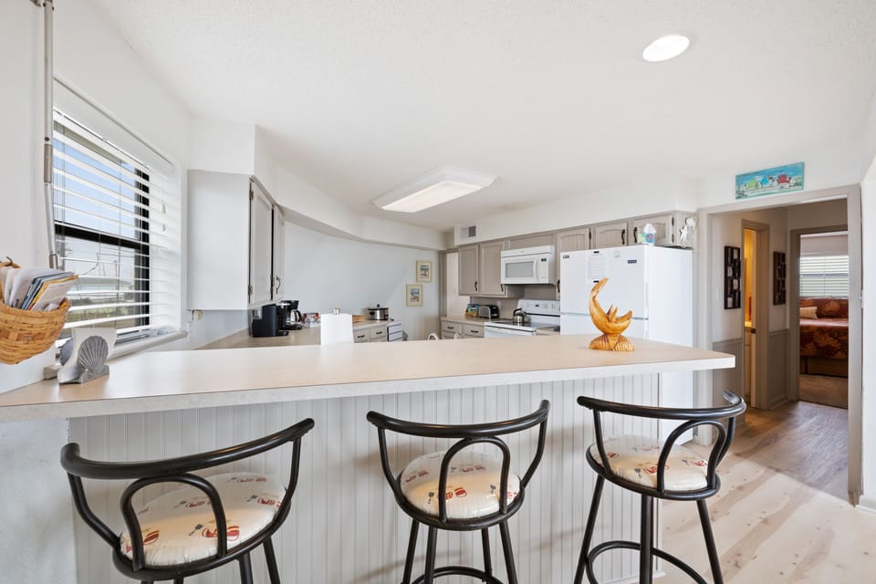 Additional seating at bar to converse in kitchen or grab a quick bite.