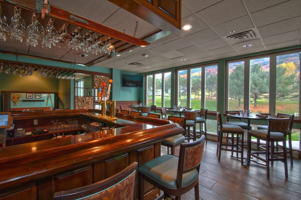 Enjoy farm to table dining with craft beer, farm-to-table cocktails, homemade desserts, and wine at the on-site restaurant.