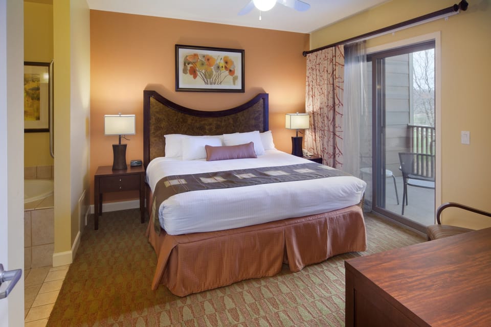 There is a King bed in both bedrooms.
