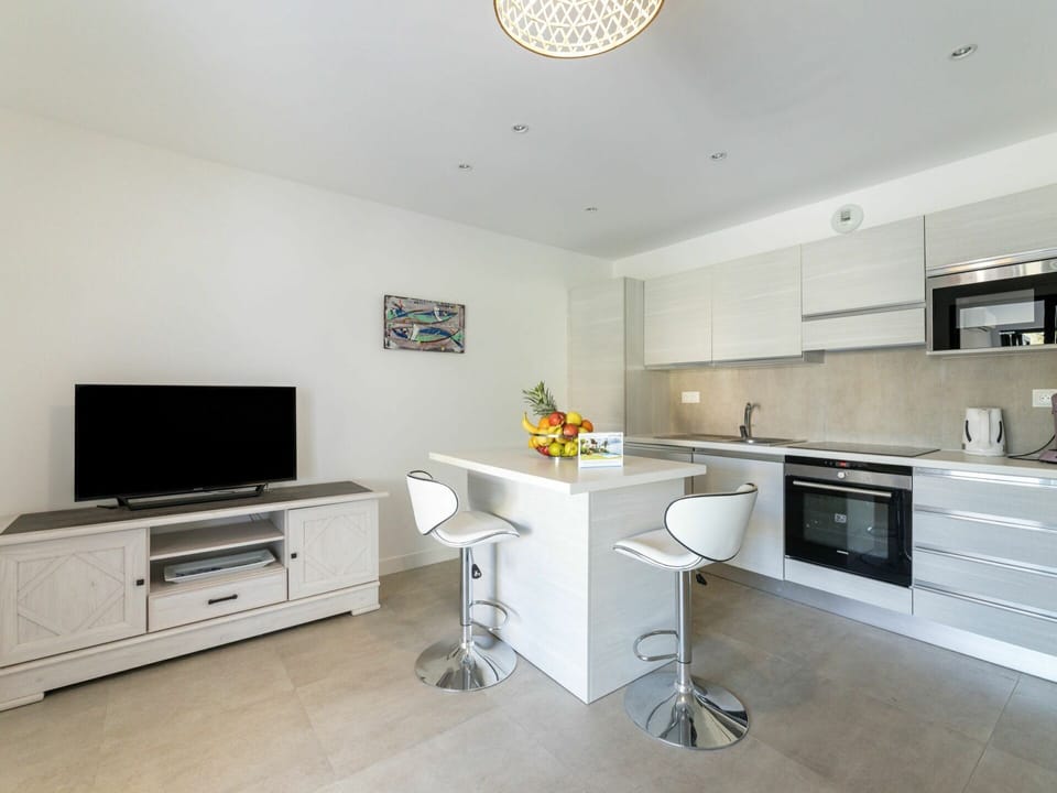 Cabinetry, Property, Furniture, Building, Countertop, Lighting, Interior Design, Home Appliance, Flooring, Floor
