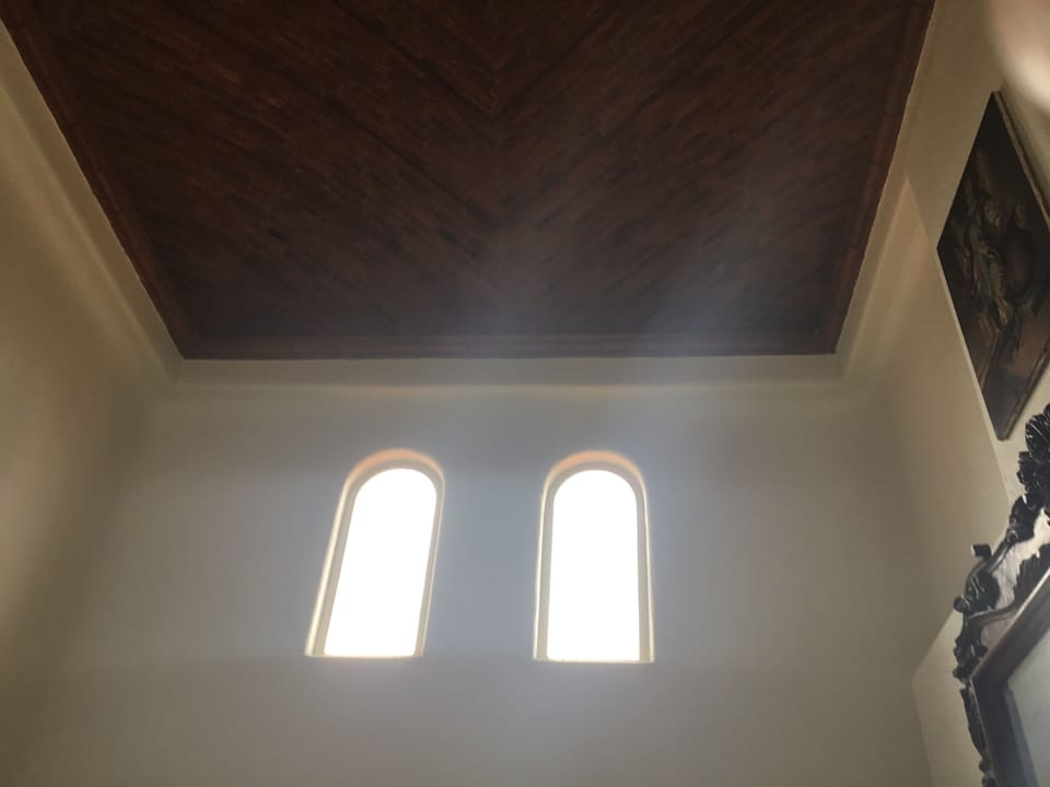 Main house living room vaulted ceiling 