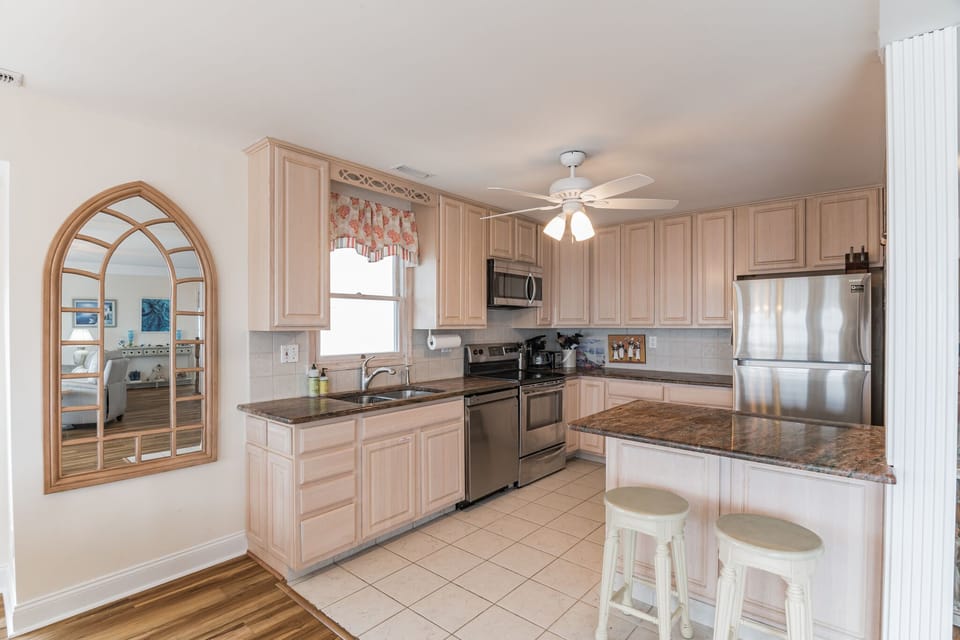Kitchen, views of the ocean! 