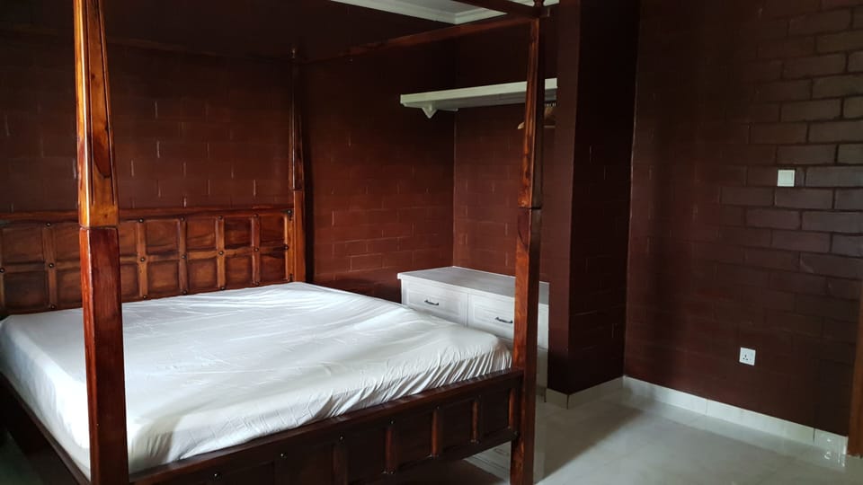 Bedroom 1 with King Size Bed & Built In Wardrobe / Storage