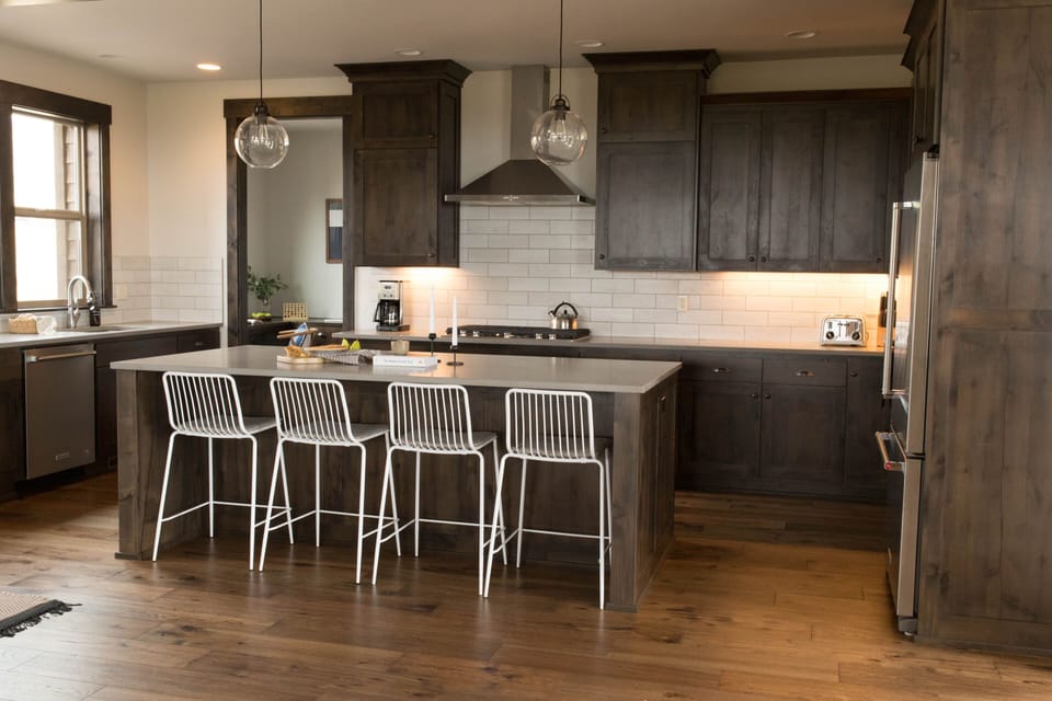 Kitchen with an island, perfect for cooking dinner with your friends and family.