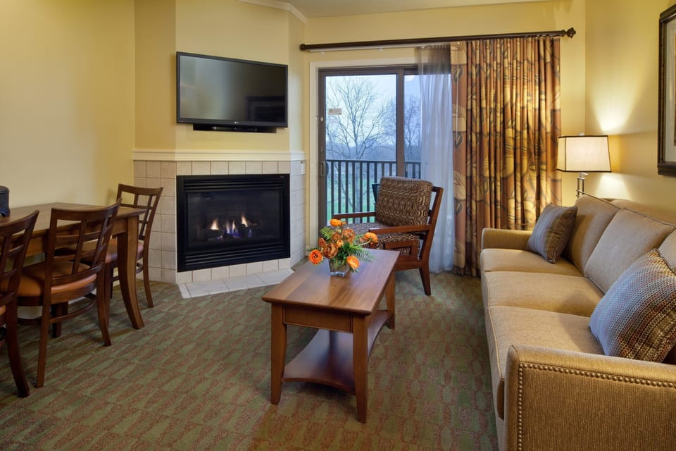 You will love the bright and open-concept living space, perfect for relaxing after a great day. Please note that the fireplace is not available.