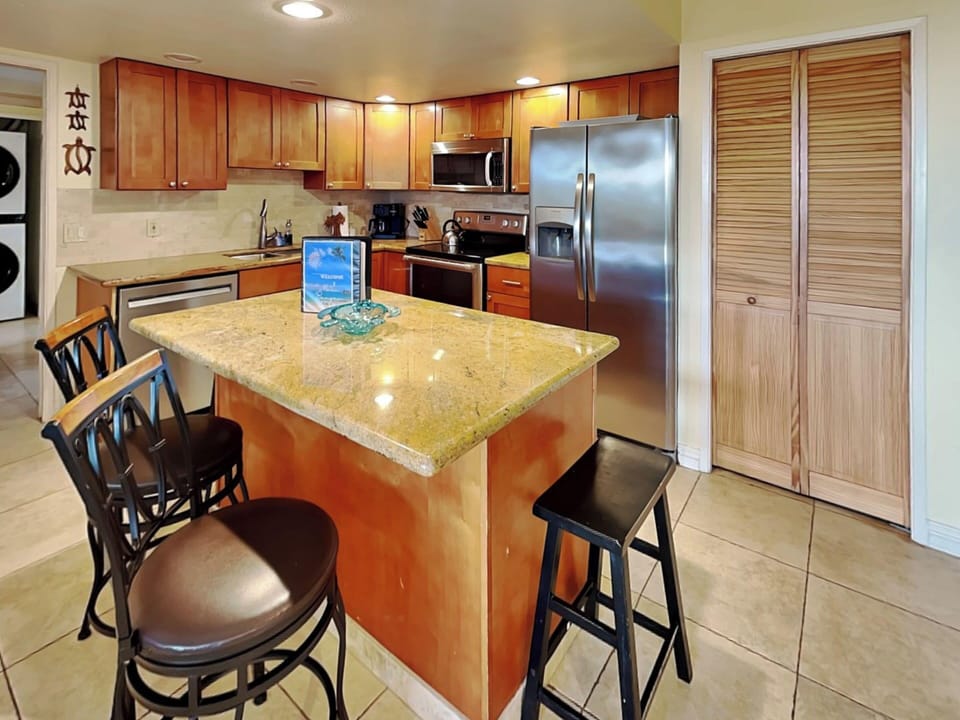 Full Size Kitchen with Breakfast Bar