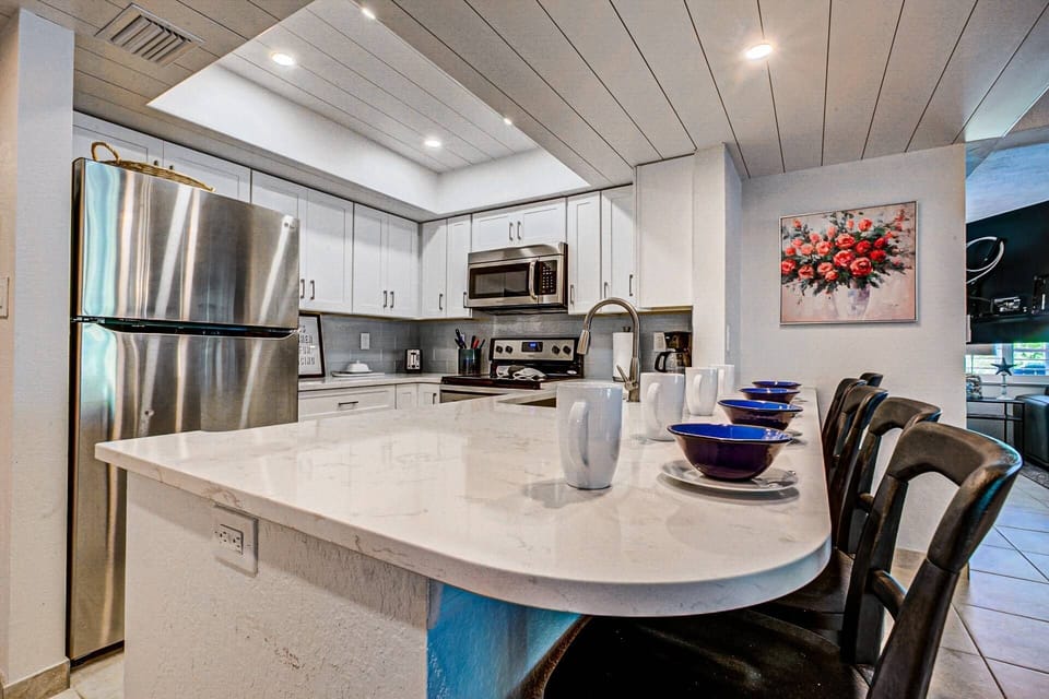 Gorgeous stainless kitchen will make the chef in your posse feel right at home at mealtime!