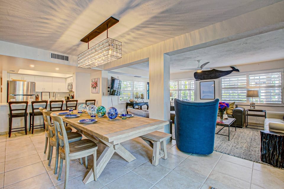 Gorgeous dining table.  Have a picnic indoors with the gang!