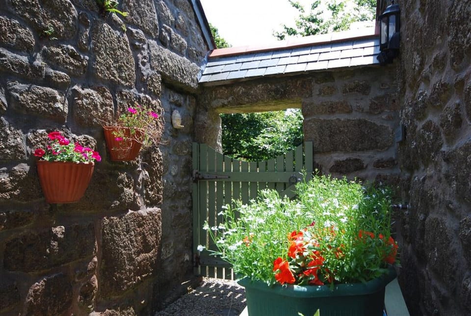 Pretty entrance to the cottage