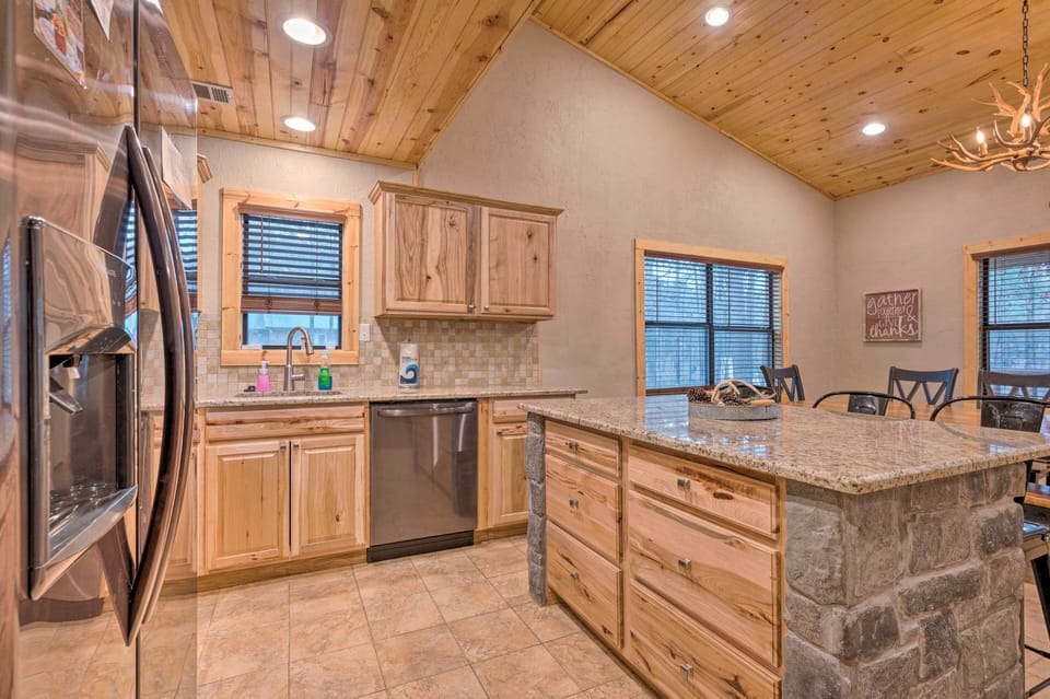Fully Equipped Kitchen | Breakfast Bar