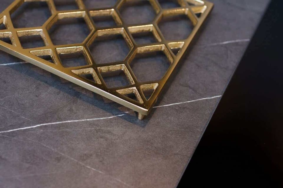 Decorative details in the apartment. 