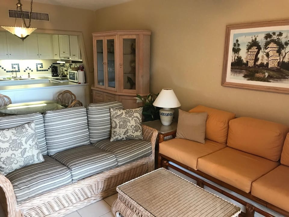 Seating for 7 and pull out trundle bed can sleep up to 4.